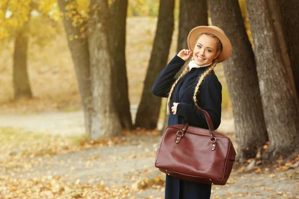 Piękna dziewczyna z Skórzana Torba w jesienny park — Zdjęcie stockowe