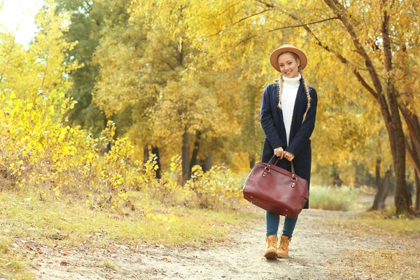 Piękna dziewczyna z Skórzana Torba w jesienny park — Zdjęcie stockowe
