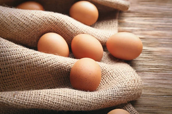 Rauwe eieren op zak — Stockfoto