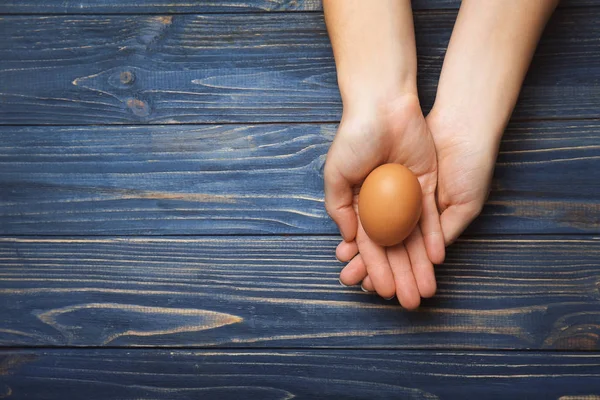 Female hands with egg — Stock Photo, Image