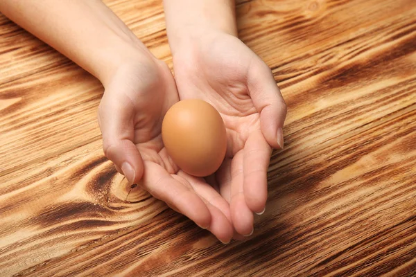 Female hands with egg — Stock Photo, Image