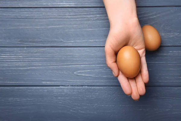 Female hand with egg — Stock Photo, Image