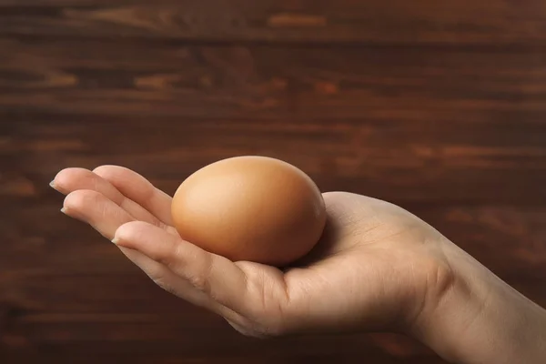Ženská ruka s vejcem — Stock fotografie