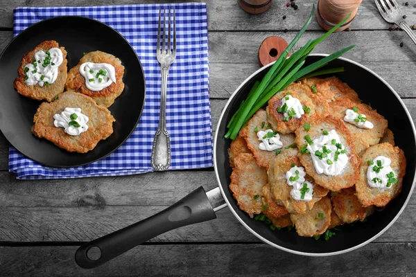 Casserole avec de savoureuses crêpes de pommes de terre — Photo