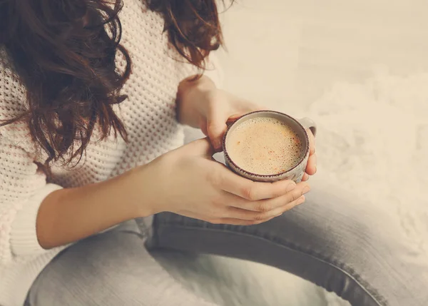Frau mit Tasse Kaffee — Stockfoto