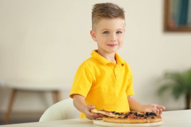 Sevimli çocuk evde pizza yemek