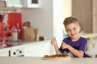 Sıcak pizza evde ile sevimli çocuk