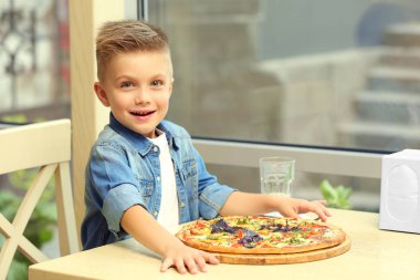 Sıcak pizza restoranı ile sevimli çocuk
