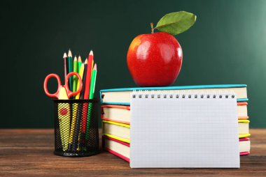 Apple, kitaplar ve aksesuarları ile okul kavramı geri