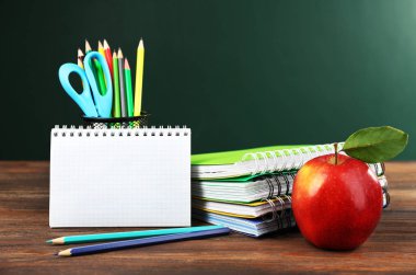 Apple, kitaplar ve aksesuarları ile okul kavramı geri