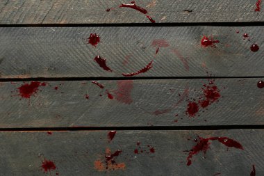 Gri ahşap arka plan üzerinde kırmızı şarap lekeleri