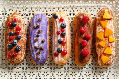 Meyveler ve meyve bir tepsi ile lezzetli renkli eklerleri