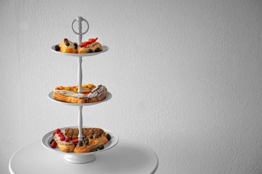 Tatlı çilek ile lezzetli renkli eklerleri standı