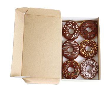 Kağıt kutusu beyaz zemin üzerine lezzetli börekler