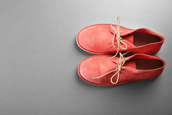 Rode schoenen op grijze achtergrond — Stockfoto