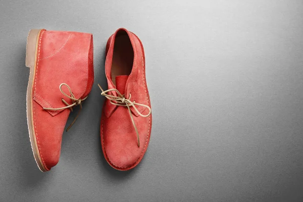 Zapatos rojos sobre fondo gris — Foto de Stock