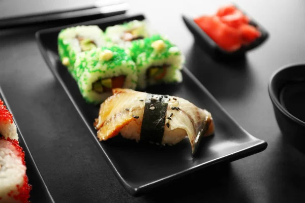 Delicioso juego de sushi en placa de cerámica — Foto de Stock
