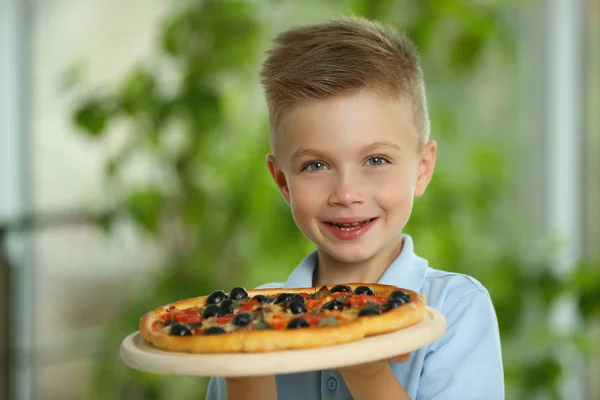 Ładny chłopak z gorącą pizzę w domu — Zdjęcie stockowe