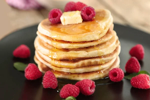 Assiette pleine de crêpes savoureuses aux framboises — Photo