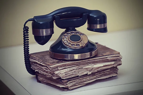 Teléfono vintage sobre mesa blanca — Foto de Stock