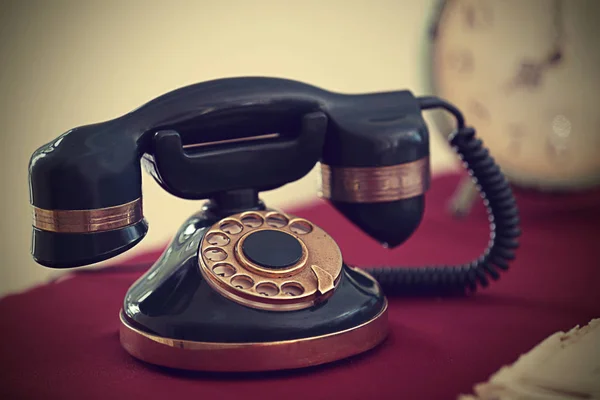 Teléfono vintage sobre mesa roja — Foto de Stock