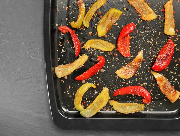 Mellanmål av peppar kryddor på pan, ovanifrån — Stockfoto