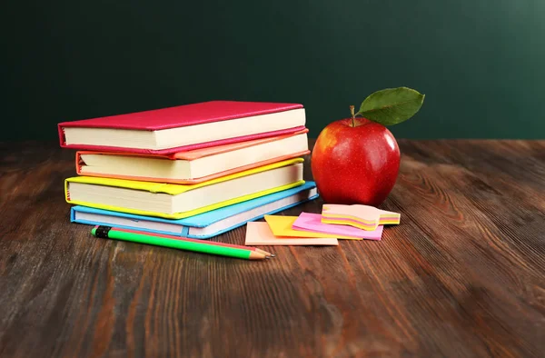 Concepto de regreso a la escuela con manzana, libros y accesorios —  Fotos de Stock