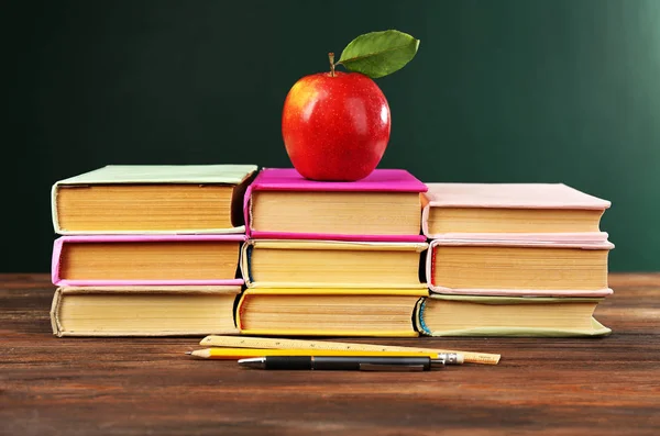 Вернуться к школьной концепции с яблоком, книгами и аксессуарами — стоковое фото