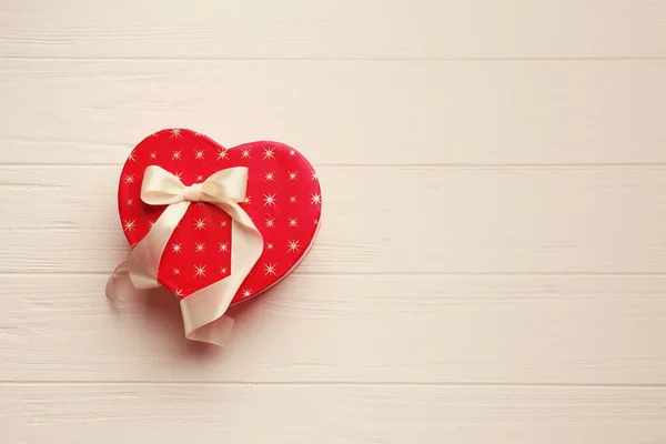 Коробка подарков в форме сердца на деревянном столе — стоковое фото