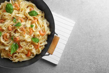 Lezzetli alfredo makarna ve mutfak tahtada gri tablo, üstten görünüm ile pan