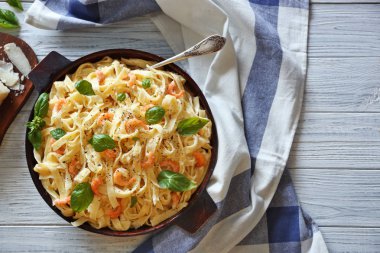 Lezzetli alfredo makarna, peçete ve ahşap masa, üstten görünüm üzerinde çatal ile Pan