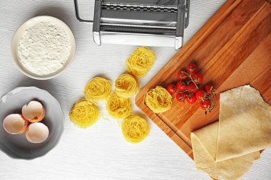 Evde makarna yapma. Mutfak masasının üzerinde kompozisyon