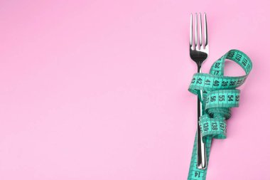 Renk yüzeyinde yalan çatal sarılı teyp ölçme. Diyet kavramı