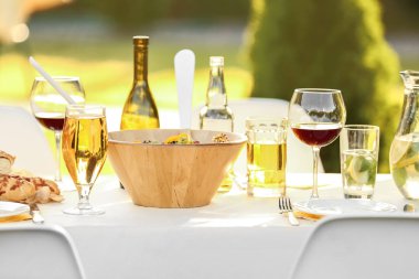 Yiyecek ve içecekler ile tablo closeup görünümünü üzerinde arka plan bulanık