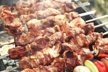 Açık havada mangal sebze ile taze lezzetli Barbekü
