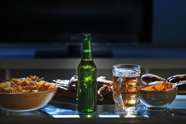 Lezzetli aperatifler ve bira mutfak masasında arka plan bulanık karşı