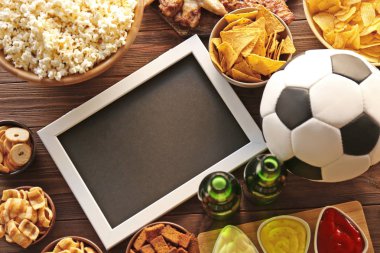 Top, çerçeve, bira ve lezzetli aperatifler ahşap tablo