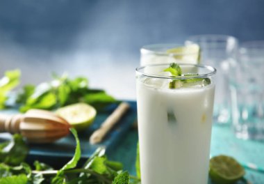 Limon ve nane masada, closeup ile lezzetli milkshake bardak