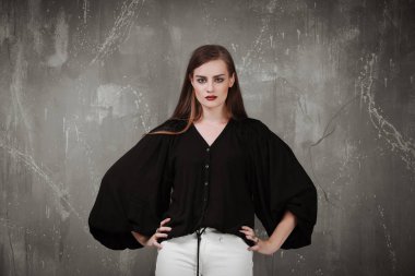 Şık kadın moda makyaj gri arka plan üzerinde siyah gömlekli