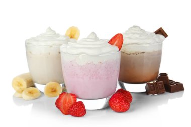 Beyaz arka plan üzerinde süt sallar