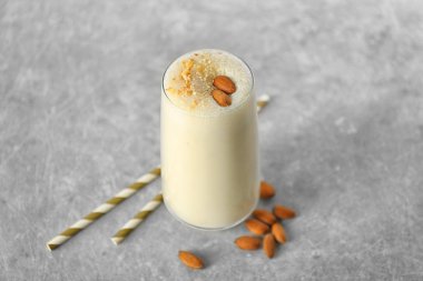 Lezzetli fındık milkshake gri arka plan üzerinde