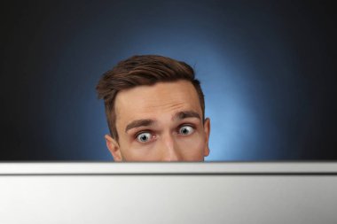 Bilgisayar monitörü oturan adam