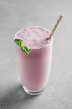 Lezzetli milkshake gri dokulu arka plan üzerinde