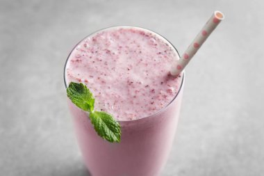 Lezzetli milkshake gri dokulu arka plan üzerinde