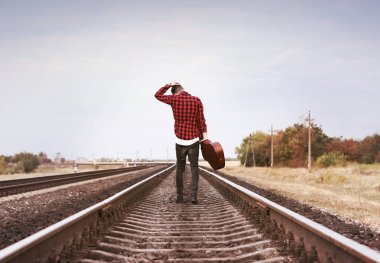 Gitar demiryolu ile yakışıklı adam
