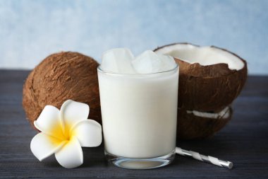 kokteyl ile Hindistan cevizi ve plumeria