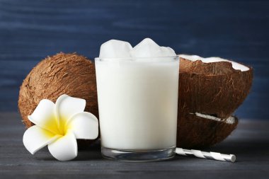 kokteyl ile Hindistan cevizi ve plumeria