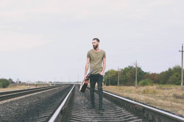 Gitar demiryolu ile yakışıklı adam