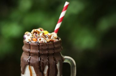 Arka plan bulanık sweets ile lezzetli kokteyl