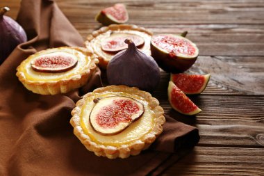 Lezzetli kek incir ve ahşap zemin üzerine taze meyve